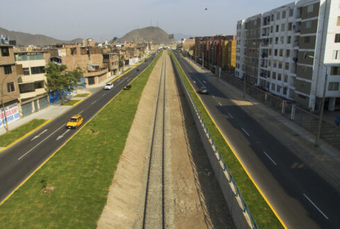 Mejora de las vías de transito vehicular y peatonal en la av. Ferrocarril, tramo av. Placido Jimenez a la av. Primero de Mayo